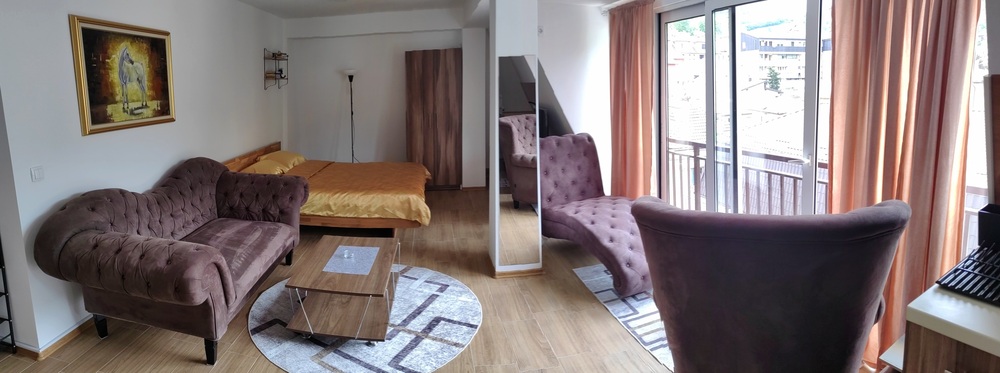 Apartman Aluna 3 u Višegradu se izdvaja udobnim i luksuznim nameštajem, te francuskim balkonom sa predivnim panoramskim pogledom na Drinu i ćupriju. Na raspolaganju vam je veliki bračni krevet, kuhinja, toalet, wifi i televizor. Kontakt: +387 67 10 40 582