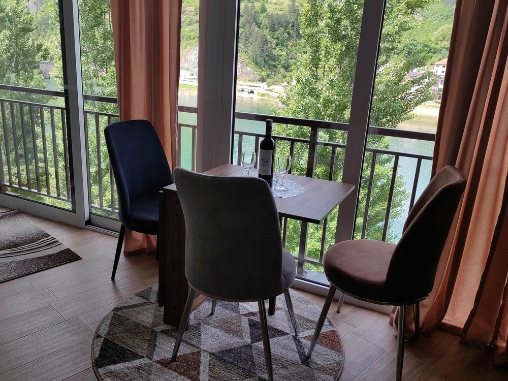 Aluna 4 u Višegradu ima bračni krevet, kuhinju, trpezariju i sopstveno kupatilo, kao i wifi i televizor. Francuski balkon sa pogledom na Drinu se prostire celom prednjom stranom apartmana. Kontakt: +387 67 10 40 582
