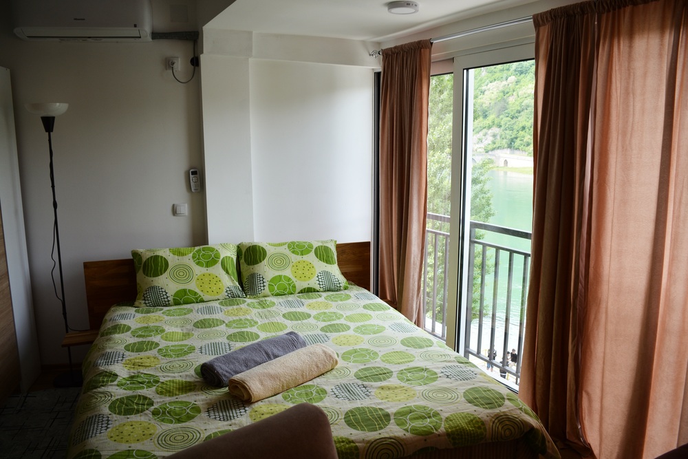 Apartman Aluna 5 u Višegradu poseduje kuhinju, sopstveno kupatilo, kao i wifi i televizor. Pored bračnog kreveta, gostima su na raspolaganju trosed, dvosed i fotelja za maksimalnu udobnost tokom boravka u našem smeštaju. Francuski balkon sa pogledom na Drinu se prostire celom prednjom stranom apartmana. Kontakt: +387 67 10 40 582